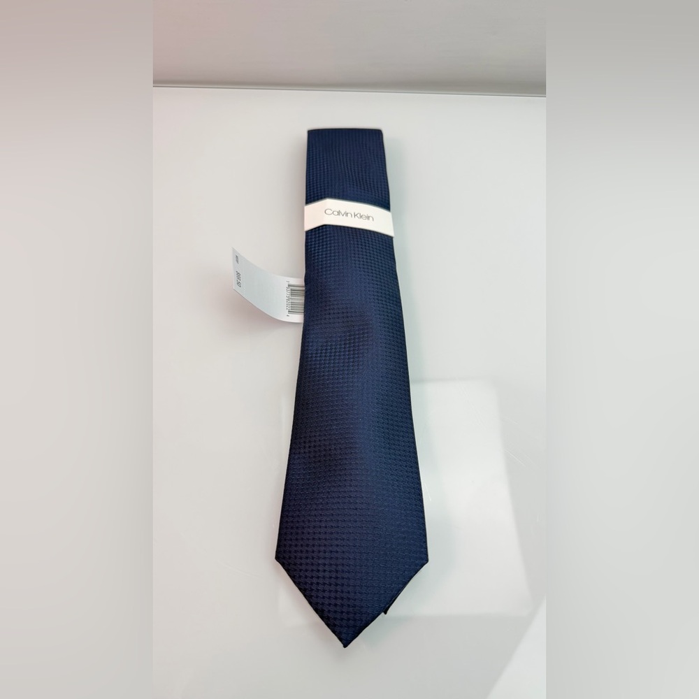 Calvin Klein Men's Dark Navy Textured Silk Tie